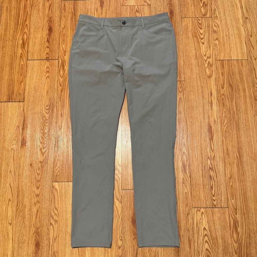Vuori Men's Meta Pants Preppy Chino Performance Size 34 Measures 36x32